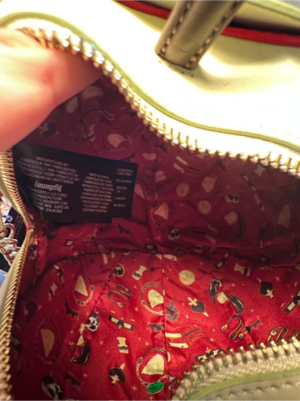 Rare Disney Loungefly Snow White Glow In The Dark Apple purse - Picture 7 of 7